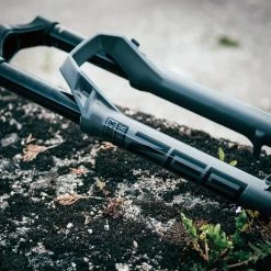 ROCKSHOX Fourche Zeb Ultimate 29'' Charger 3 RC2 DebonAir+ Déport 44mm 180mm 2023 -Vélos électriques Soldes Magasin rockshox fourche zeb ultimate 29 charger 3 rc2 debonair deport 44mm 180mm 2023 4